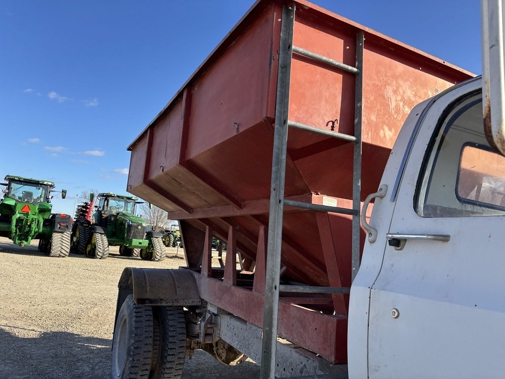 573248 1982 GMC 2 Ton Seed Tender Truck