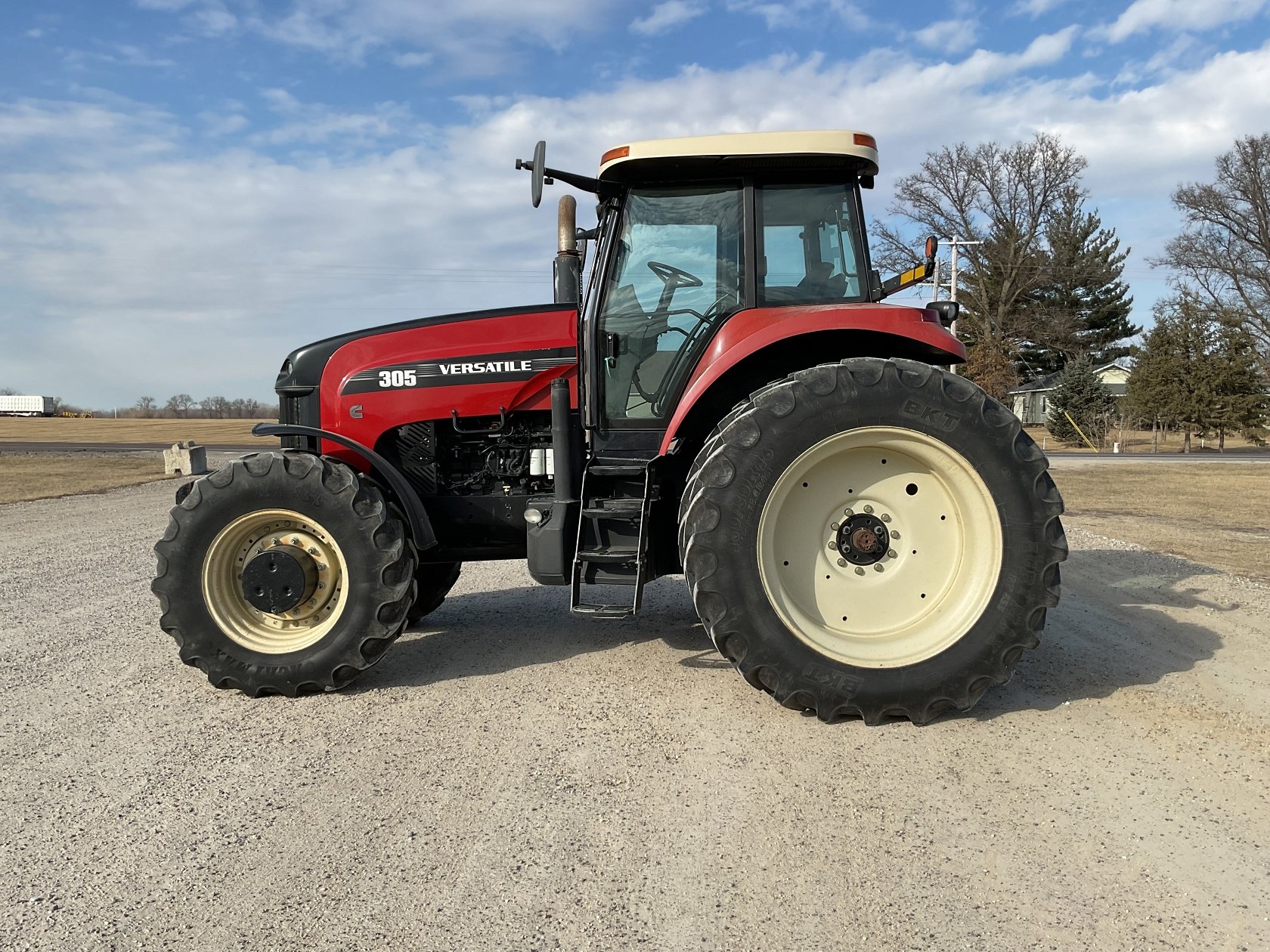 Versatile 305 Versatile 305 MFWD Tractor
